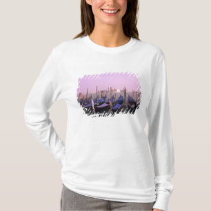 Gondeln bereit für Touristen in Venedig Italien T-Shirt