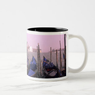 Gondeln bereit für Touristen in Venedig Italien Zweifarbige Tasse