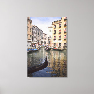 Gondeln in einem Kanal, Venedig, Italien Leinwanddruck