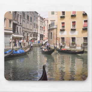 Gondeln in einem Kanal, Venedig, Italien Mousepad