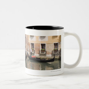 Gondeln in einem Kanal, Venedig, Italien Zweifarbige Tasse