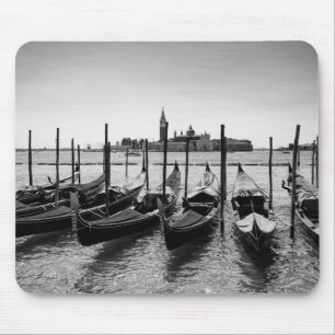 Gondeln in Venedig in Schwarz-Weiß Mousepad