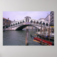 Gondeln und Touristen in der Nähe der Rialto-Brück