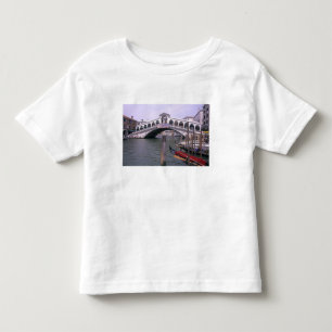 Gondeln und Touristen nahe der Rialtobrücke Kleinkind T-shirt