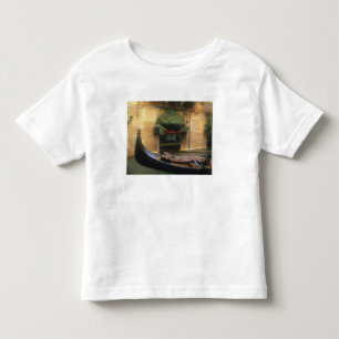 Gondola und Restaurant, Venedig, Venetien, Italien Kleinkind T-shirt