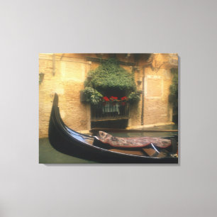 Gondola und Restaurant, Venedig, Venetien, Italien Leinwanddruck