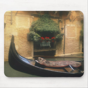 Gondola und Restaurant, Venedig, Venetien, Italien Mousepad
