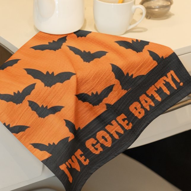Gone Batty! Orange und Schwarzes Halloween Geschirrtuch (Bats in the kitchen!)