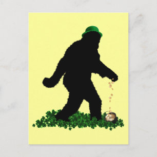 Gone Squatchin' am St. Patrick's Day Postkarte