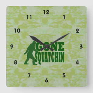 Gone Squatchin Quadratische Wanduhr