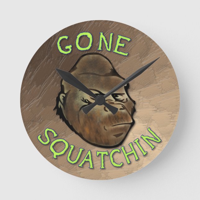 Gone Squatchin Runde Wanduhr (Vorderseite)