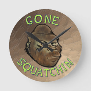 Gone Squatchin Runde Wanduhr