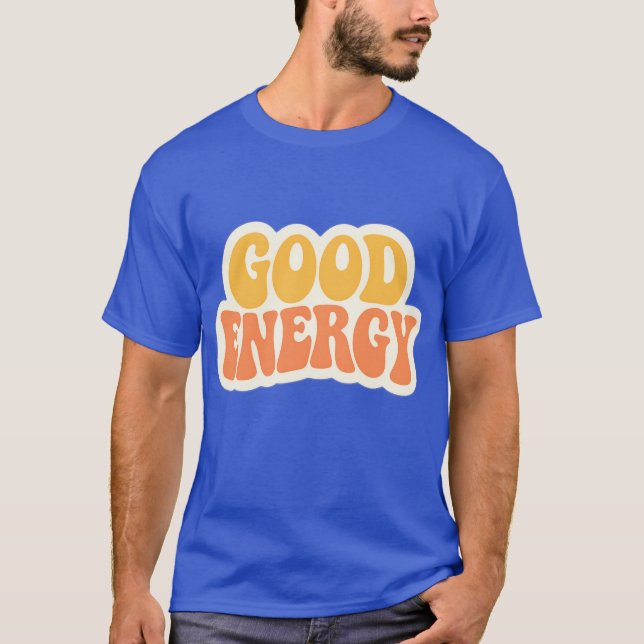 GOOD ENERGY Retro Wavy Text – T-Shirt (Vorderseite)