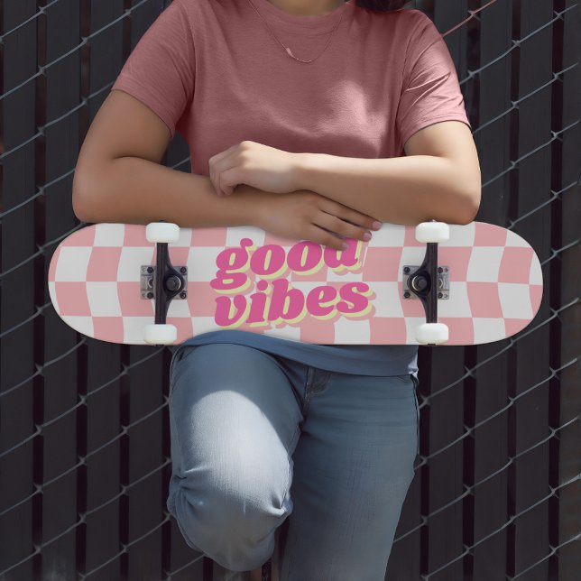 Good Vibes Girl Pastel Pink Weißes Schachbrett Mus Skateboard (Von Creator hochgeladen)