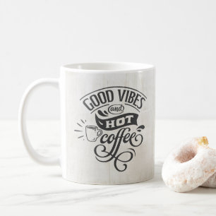 Good Vibes Hot Coffee Hand Lettisch rustikales Hol Kaffeetasse