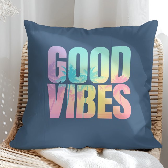 "Good Vibes": Lebhaftes tropisches Zitat Kissen ("Good Vibes" Vibrant Tropical Quote Throw Pillow on a sunny rattan armchair.)