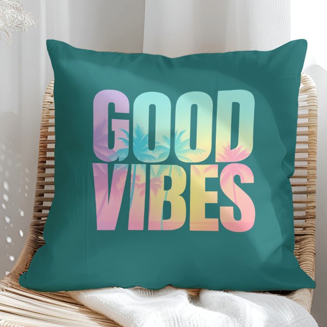 "Good Vibes": Lebhaftes tropisches Zitat Kissen ("Good Vibes" Vibrant Tropical Quote Throw Pillow on a boho sunny rattan chair.)