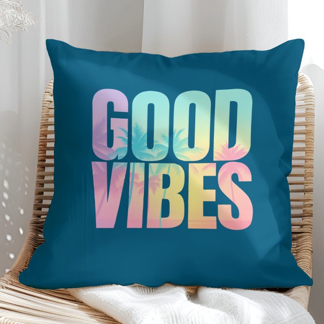 "Good Vibes": Lebhaftes tropisches Zitat Kissen ("Good Vibes" Vibrant Tropical Quote Throw Pillow on a sunny boho rattan chair.)