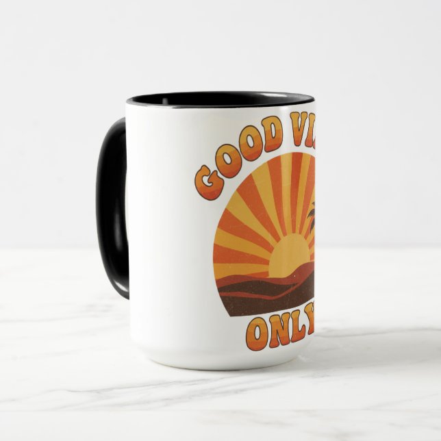 Good Vibes Only Mug – Retro Sunburst Positivity Cu Tasse (Vorderseite Links)