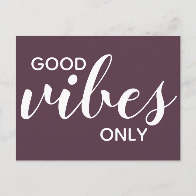 Good Vibes Only Positive Affirmation Cassis Lila Postkarte (Vorderseite)