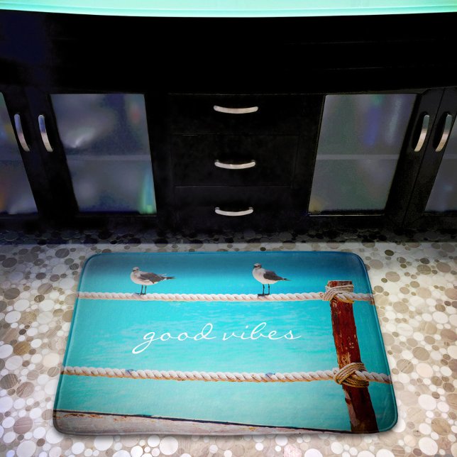 Good Vibes Zitat White Seagull Beach Birds Foto Badematte (Von Creator hochgeladen)