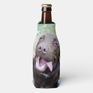 Goofy Delights: Schokoladenbrauner Labrador-Welpe, Flaschenkühler