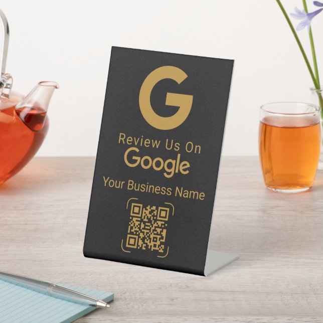 Google Review QR Code Schwarz Gold Podest Schild (In SItu)