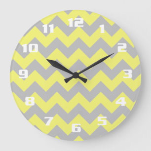 Gorgeous Shades of Yellow and Gray Chevron Pattern Große Wanduhr