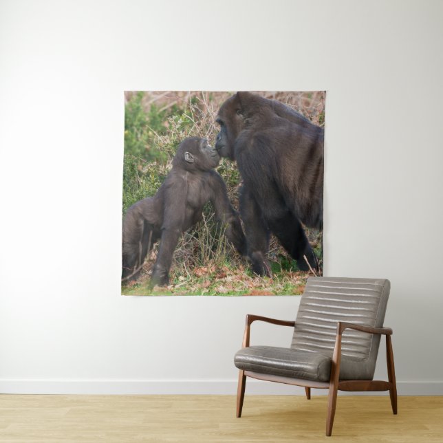 Gorilla Baby's Affektionate for Mum Wandteppich (Beispiel)