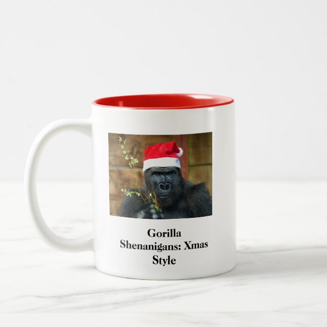 Gorilla Shenanigans über Weihnachten Zweifarbige Tasse (Links)
