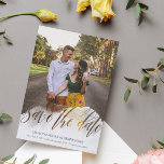 Gossamer Overlay Doppelseitiges Foto Save the Date<br><div class="desc">Schöne und einzigartige Save the Date-Karte mit einem Gossamer-Overlay mit Save the Date ausgeschnitten,  sodass Ihr Foto in einem hübschen Wirblen Skript durchläuft. Fügen Sie der Rückseite ein weiteres Foto mit den Details Ihrer Hochzeit hinzu.</div>