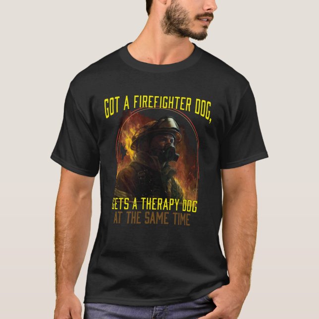 Got A Firefighter Dog Get´s A Therapy Dog At The S T-Shirt (Vorderseite)
