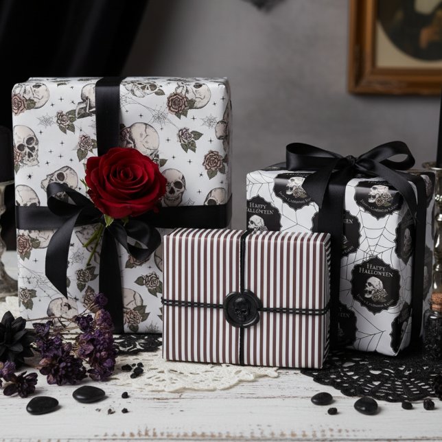 Goth Black and White Skulls and Stripes Halloween Geschenkpapier Set (Gothic Black and White Gift Wrap For Her. Vintage Floral Skulls Roses Pattern. Halloween Birthday)
