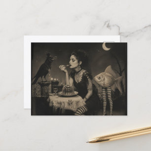 Goth-Frau mit einem Retro-Geleesalat einem Goldfis Postkarte