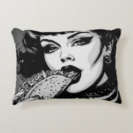 Goth-Girl der 50er BW-Grafikstyle isst einen Taco Dekokissen