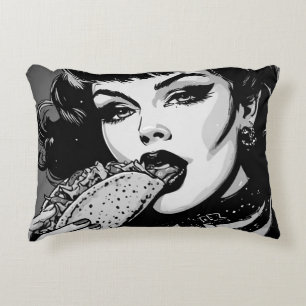 Goth-Girl der 50er BW-Grafikstyle isst einen Taco Dekokissen