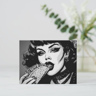 Goth-Girl im Grafikstil der 50er Jahre isst einen  Postkarte