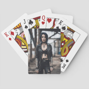 Goth Girl posiert vor der alten Brücke Spielkarten