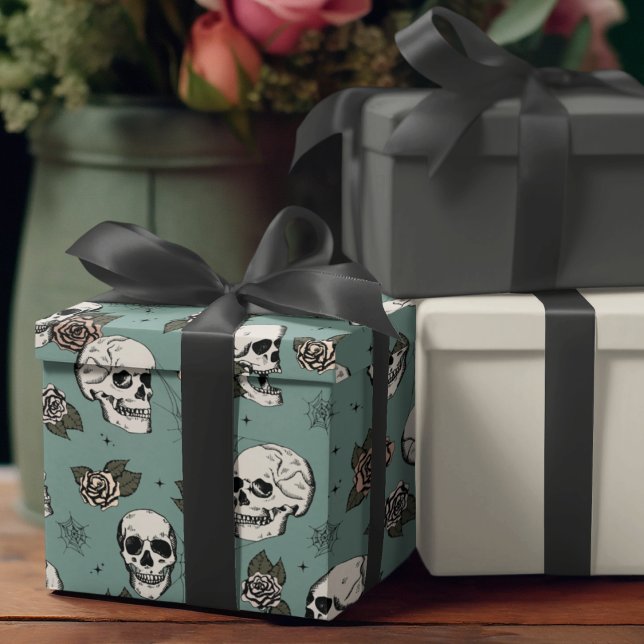 Goth Green Skull und Blume Halloween Geschenkpapier (Gothic Floral Skulls Pattern Wrapping Paper. Hand-Drawn Skulls, Roses, Webs on Eucalyptus Background)