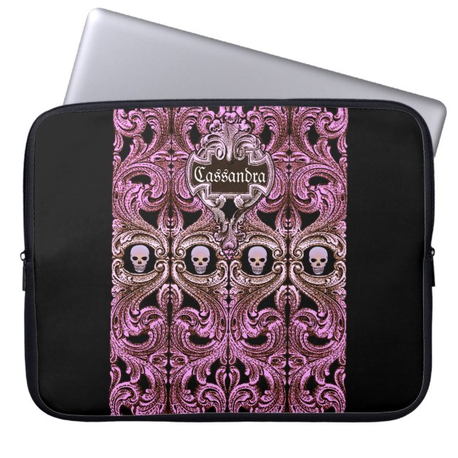 Goth Pink Ornament mit Skull Personalisiert Laptopschutzhülle (Vorderseite)
