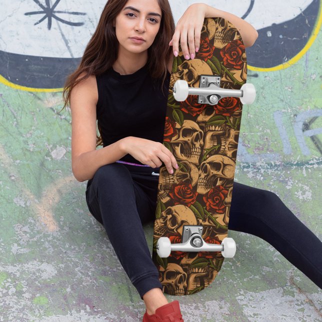 Goth Skull und Rose Graffiti-Muster Skateboard (Von Creator hochgeladen)