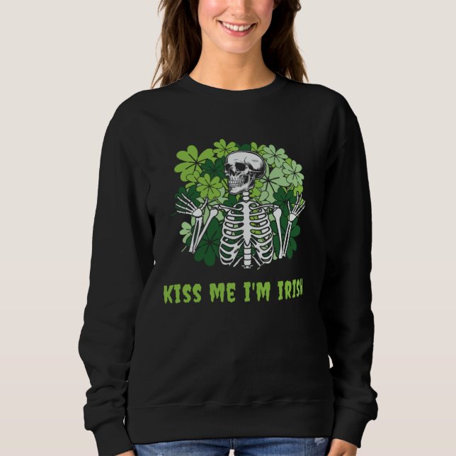 Goth St Patrick s Day Gothic  Kiss Me I m Irish Sweatshirt (Vorderseite)