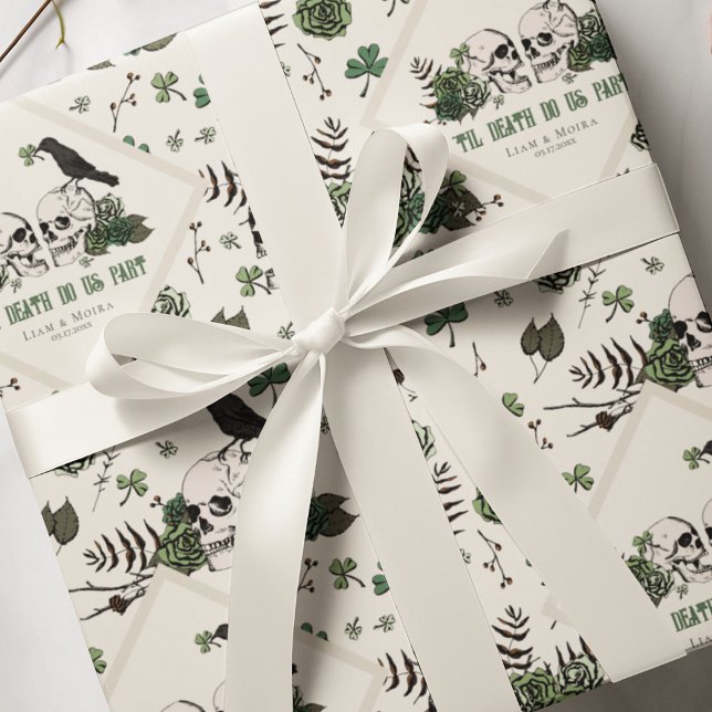Goth St. Patricks Day Floral Skulls Irish Wedding Geschenkpapier (Chic Gothic Wedding Til Death Do Us Part Gift Wrap in Ivory. Hand Drawn Skull, Raven & Green Roses)
