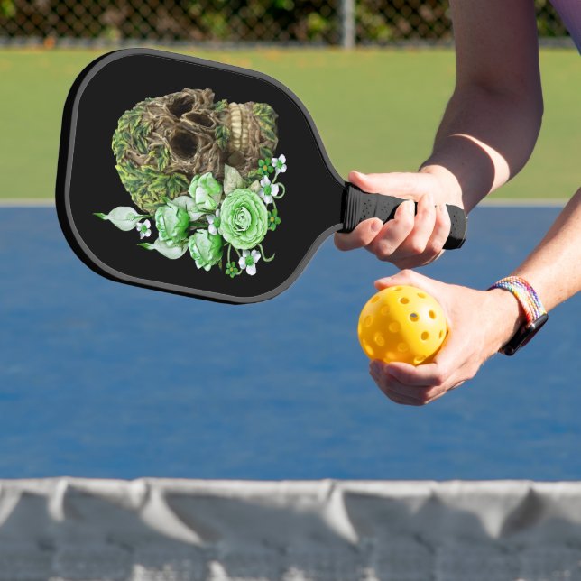 Goth Vine Covered Tree Skull mit grünen Blume Pickleball Schläger (InSitu)