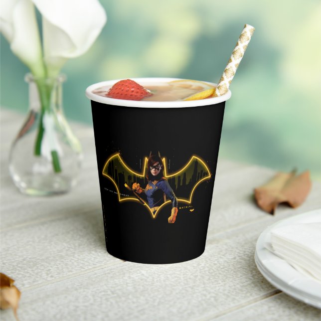 Gotham Knights Batgirl im Logo Pappbecher (In Situ)