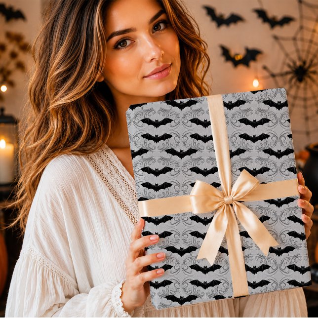 Gothic Black Bat Silver Grau Damast Halloween Geschenkpapier (Von Creator hochgeladen)