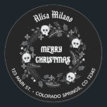 Gothic Christmas Wreath Runder Aufkleber<br><div class="desc">Zeige deinen schwarzen Weihnachtsgeist mit diesen gotischen Weihnachtskrautadressen-Aufklebern. Dieses Design zeichnet sich durch einen schwarz-weißen Kranz mit spielerischen Schädeln aus. Personalisieren Sie mit Ihrem Namen und Ihrer Adresse.</div>