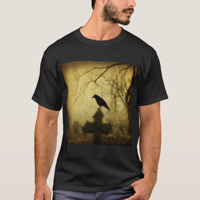Gothic Crow auf einem Kreuz T-Shirt (Vorderseite)