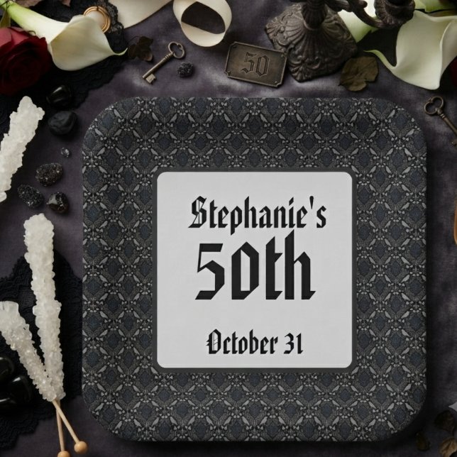 Gothic Damast Onyx Rabe Moody Pappteller (Moody onyx gothic damask paper plates for a milestone birthday celebration.)