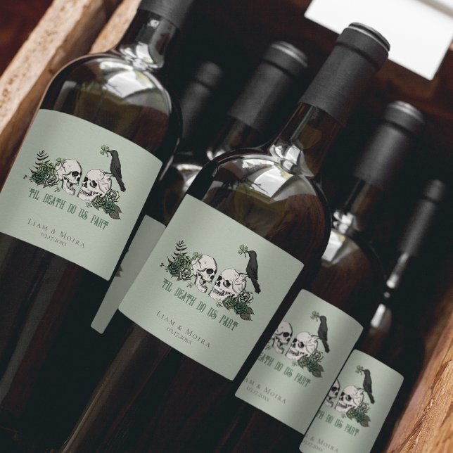 Gothic Green Til Death Irish Wedding Floral Skull Weinetikett (Elegant Sage Gothic Til Death Do Us Part Hand-Drawn Floral Skull, Green Roses, Shamrock, Clover...)